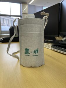 地元とともに歩む三宅産業とカマタマーレ讃岐——今年のコラボグッズはサコッシュ！